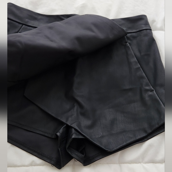 EXPRESS FAUX LEATHER SKORT SIZE 0 - Picture 6 of 8